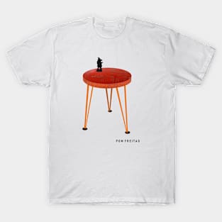 Table with bear figurine : T-Shirt